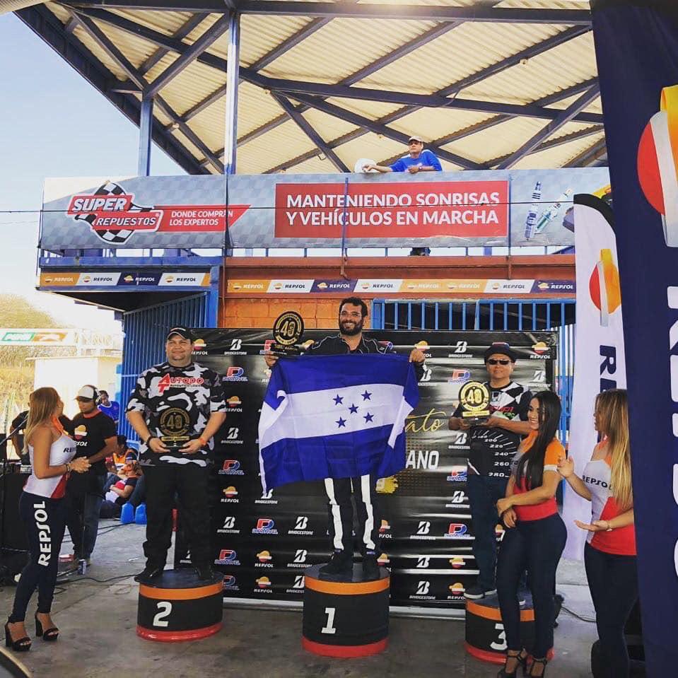 La bandera de Honduras es mostrada por Fattaleh Jr.
