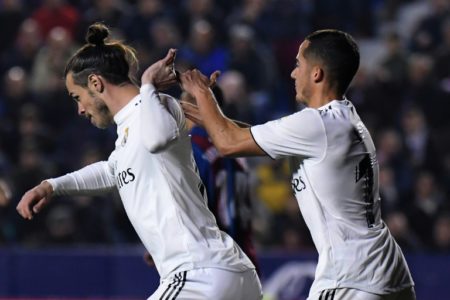 Gareth Bale se quita de encima a Lucas Vázquez cuando éste acudía a felicitarle