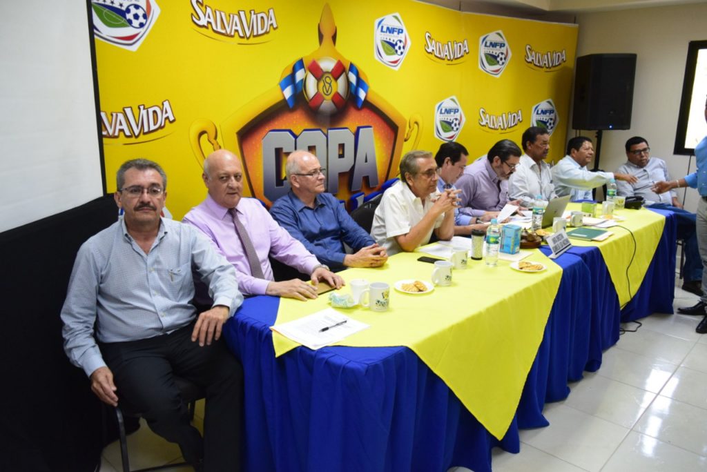 La mesa principal al inicio de la reunión de la Liga Nacional. Foto LNFP
