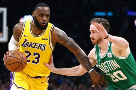 LeBron James trata de avanzar ante la oposición de Gordon Hayward