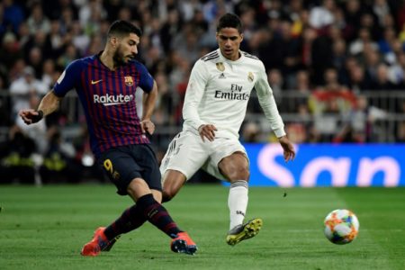 Luis Suárez (izq.) se enfrenta al defensa del Real Madrid Raphael Varane