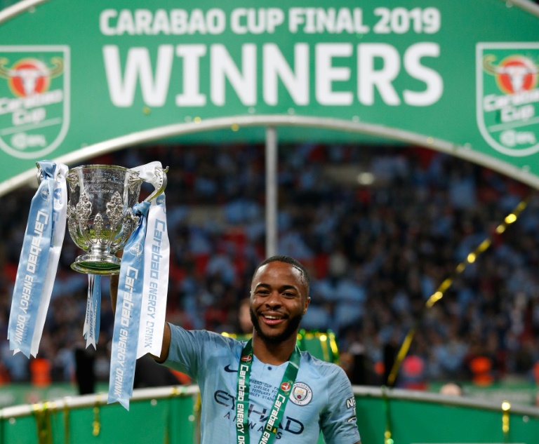 Raheem Sterling levanta el trofeo de la Liga Inglesa