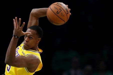 Rajon Rondo intercepta un balón durante el partido de la NBA entre los Boston Celtics y Los Angeles Lakers