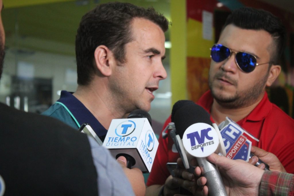 José Riestra dando declaraciones a su llegada a San Pedro Sula. Foto HSI/Karla López