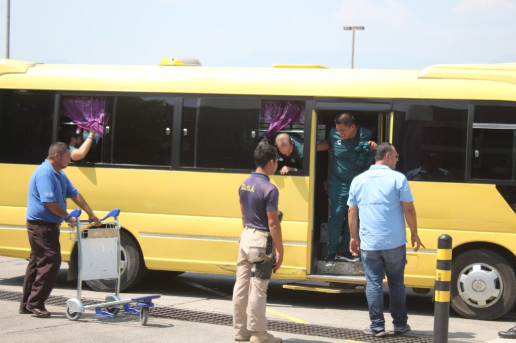 El bus que trasladó al Santos Laguna. Foto HSI/Karla López