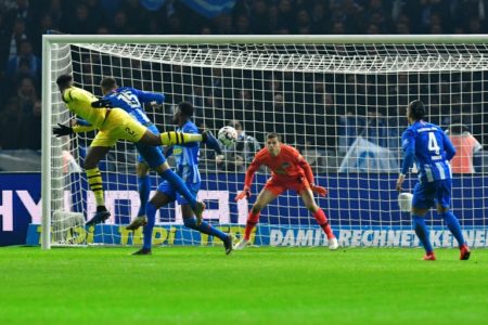  Dan-Axel Zagadou (I) anota durante el partido de fútbol de la Bundesliga