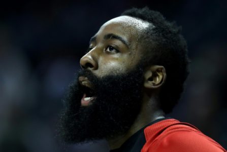 James Harden comanda a Houston Rockets en un partido de NBA. Foto AFP