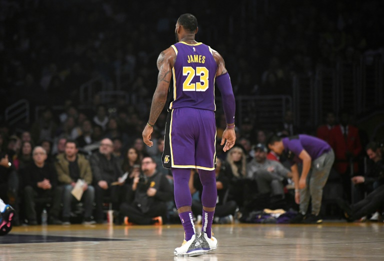LeBron James en un apartado del partido entre Los Angeles Lakers
