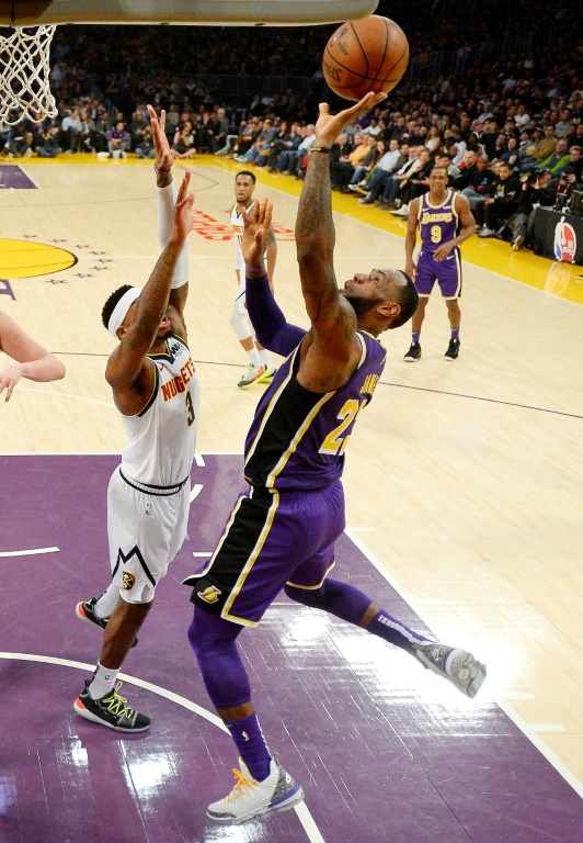 LeBron James lanza el balón con que superó a Michael Jordan como el cuarto mejor anotador de la historia de la NBA