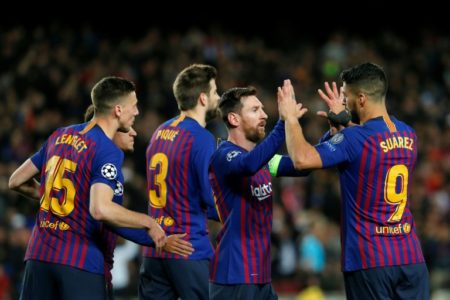 Lionel Messi (2D) celebra luego de anotar durante los octavos de final. Foto AFP