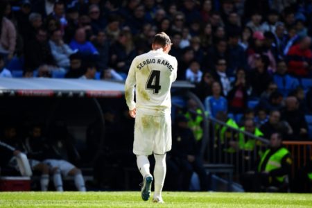 Sergio Ramos abandona el césped tras recibir una tarjeta roja durante el partido liguero