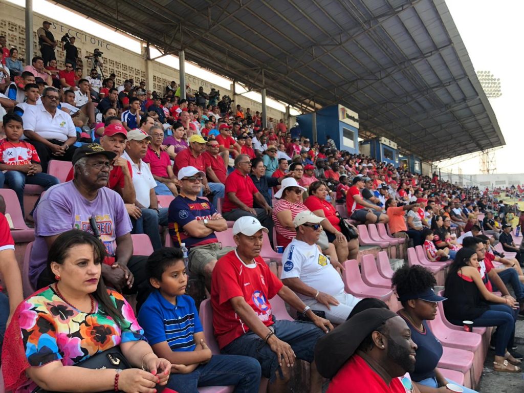 En sombra y silla la afición del Vida si se hizo presente en gran cantidad. Foto Vidatón