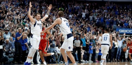 Un eufórico Luka Doncic festeja la conversión que le permitió a Dirk Nowitzki superar a Wilt Chamberlain