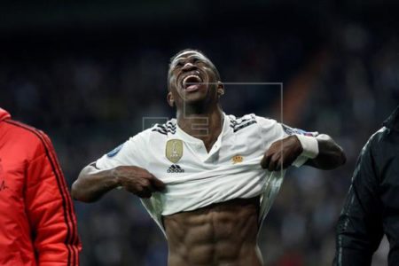 Vinicius Junior abandona lesionado el campo en el partido de Liga de Campeones