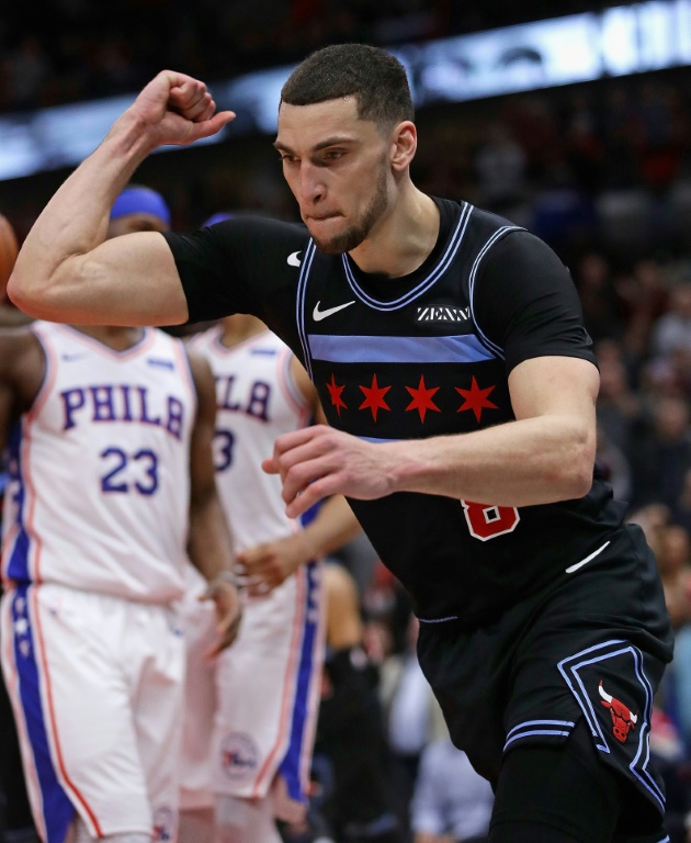 Zach LaVine alza el puño tras anotar la canasta con que los Bulls