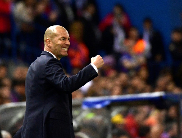 Zinedine Zidane gesticula durante el partido de semifinales de la Liga de Campeones