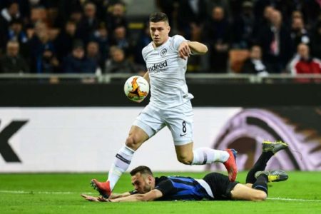 El delantero serbio Luka Jovic firmó hasta el 2023 con el Frankfurt. Foto EFE