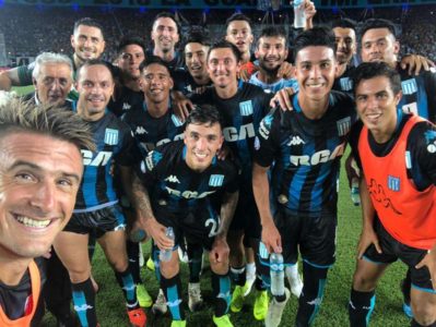 Momento de celebración en la cancha de Tigre por la Academia de Racing. Foto Cortesía