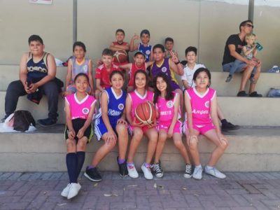 Los niños y niñas pasaron un día muy divertido jugando básquetbol.