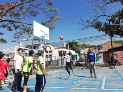 Las actividades incluyeron enseñarles técnicas a los chicos.