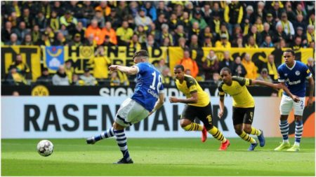 Caligiuri marca de penalti el momentáneo 1-1 del Schalke. AFP