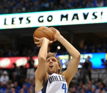 Dirk Nowitzki lanza a canasta en el cuarto partido de la final de la NBA de 2011