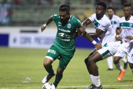 Carlo Costly disputa el balón contra Robbie Matute de Platense. Foto Diez