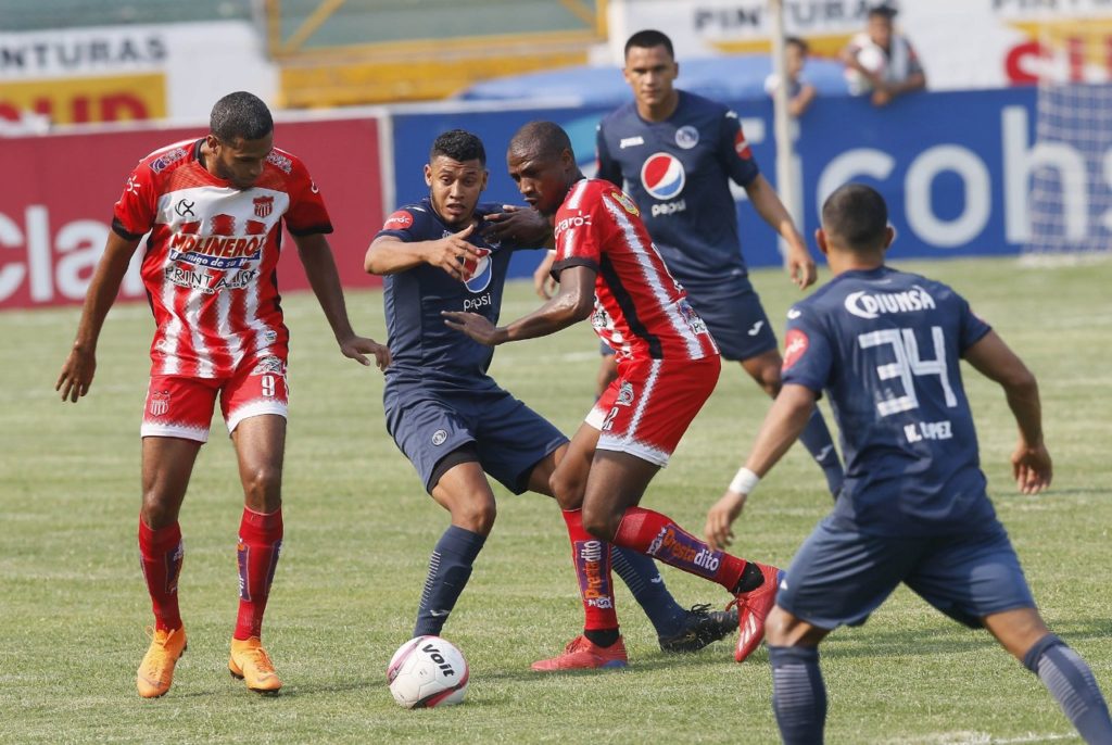 Marvin Bernárdez con la marca de Marcelo Pereira de Motagua. Foto EH/Johny Magallanes
