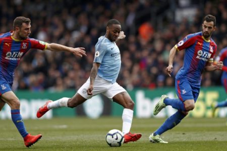 Raheem Sterling (C), del Manchester City, remata sobre la portería del Crystal Palace