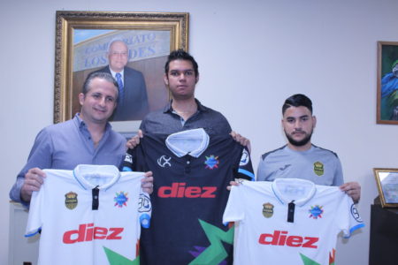 Elías Burbara, Abraham Canales y Alejandro Cruz muestran la indumentaria de VPN Honduras con el Real España. Foto HSI/Mario Figueroa