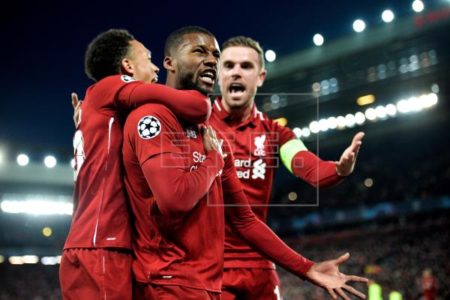 Georginio Wijnaldum (c) fue héroe del Liverpool en Champions, ahora quiere serlo en Premier League. Foto EFE