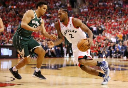 Kawhi Leonard (#2), de los Toronto Raptors, y Malcolm Brogdon, de los Milwaukee Bucks