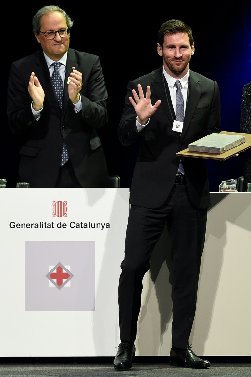 Lionel Messi (D) recivió la Creu de Sant Jordi (Cruz de San Jorge) de manos del presidente regional de Cataluña Quim Torra. Foto AFP