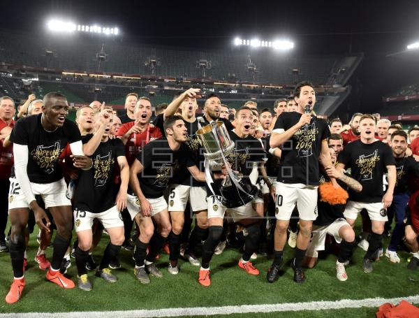 Los jugadores del Valencia CF, tras recibir la copa, celebran su victoria por 2-1 ante el FC Barcelona