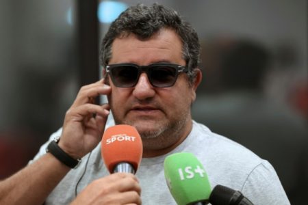 Mino Raiola, habla con periodistas el 2 de septiembre de 2016