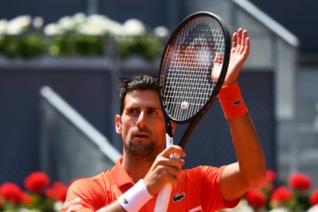 Novak Djokovic celebra su victoria contra el francés Jeremy Chardy