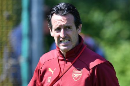 Unai Emery dirige un entrenamiento del Arsenal