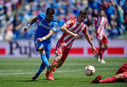 Ángel, dispara para marcar un gol durante el partido de fútbol de la liga española entre el Getafe CF y el Girona FC