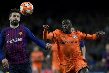 Ferland Mendy (D), del Lyon, disputa el balón con Gerard Piqué, del FC Barcelona