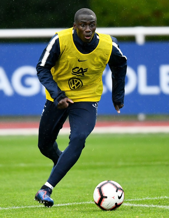Ferland Mendy domina el balón durante una sesión de entrenamiento de la selección francesa