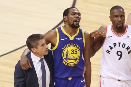 Kevin Durant, estelar alero de los Golden State Warriors, es asistido fuera de la cancha tras sufrir una lesión
