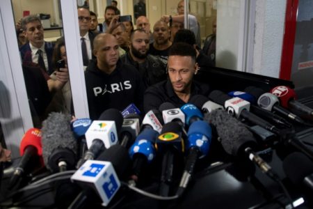 Neymar abandona la sede de policia tras declarar por divulgar una conversación íntima con Najila Trindade Mendes de Souza
