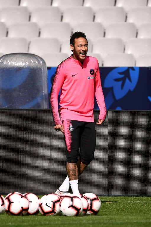 El astro brasileño Neymar participa de una sesión de entrenamiento con el PSG