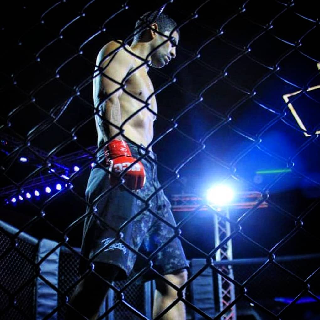 Gerardo Benavides en el octágono antes de iniciar el combate.