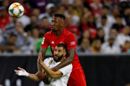 Karim Benzema (abajo) y el defensa del Bayern Múnich Jerome Boateng
