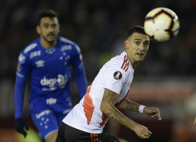 Matías Suárez (d), de River Plate, observa la pelota durante un partido ante el Cruzeiro