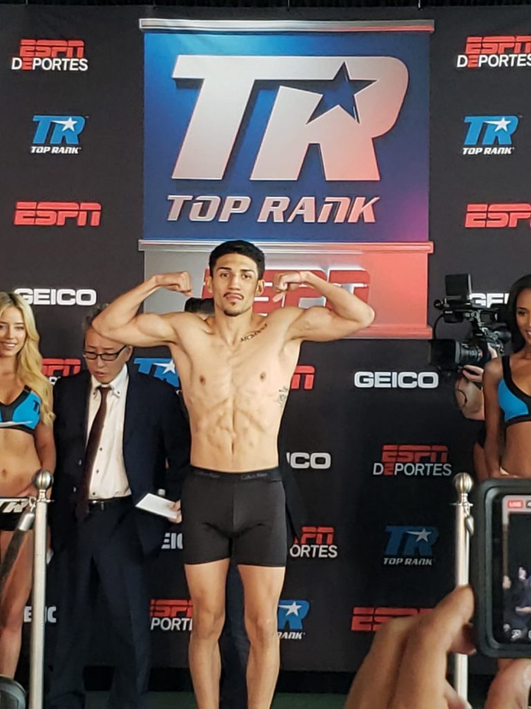 Teófimo López al momento del pesaje. Foto Top Rank