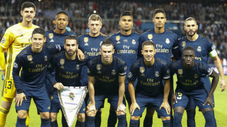 Este fue el Real Madrid que saltó a la cancha del Parque de los Principes para enfrentar al PSG. Foto AFP