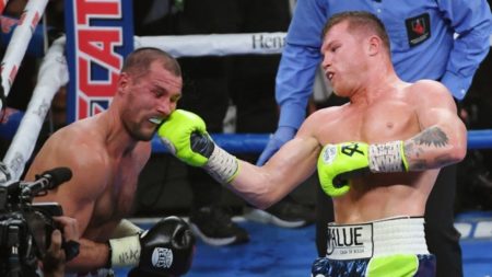 Canelo Alvarez noquea a Kovalev y se queda con el título de la OMB