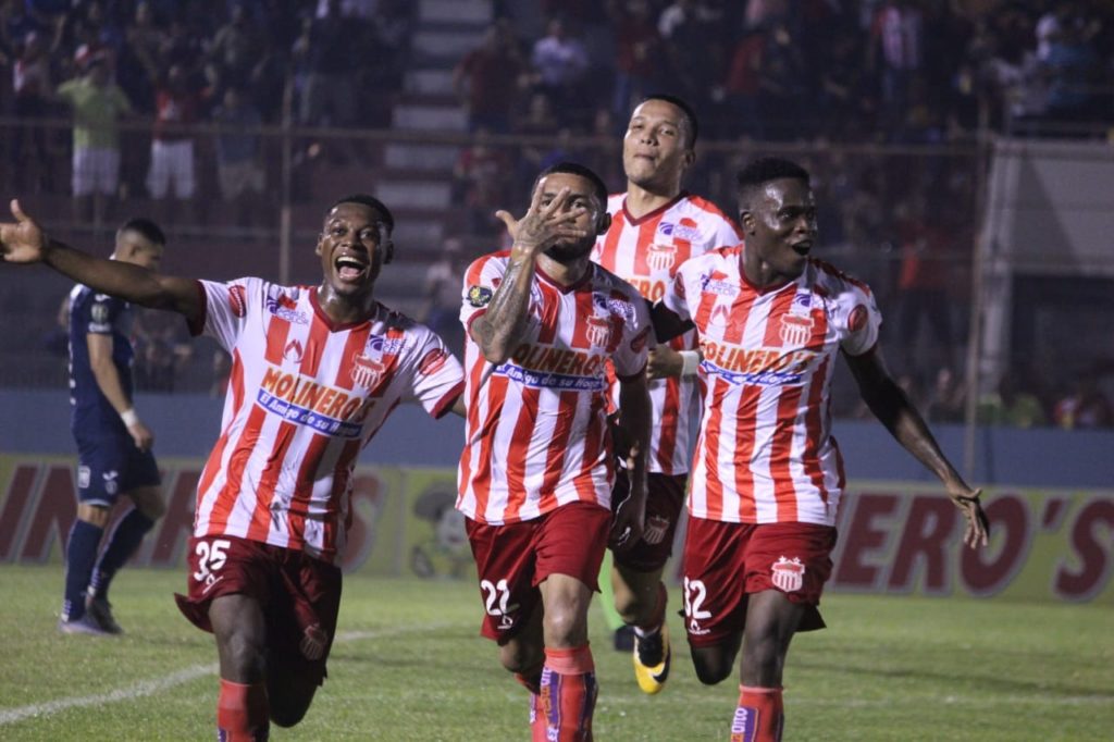 ¡Esa Vida juega Paps! baila al Motagua y es líder único del torneo